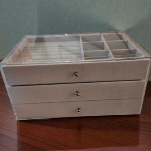 Elegant Gray Jewelry Organizer